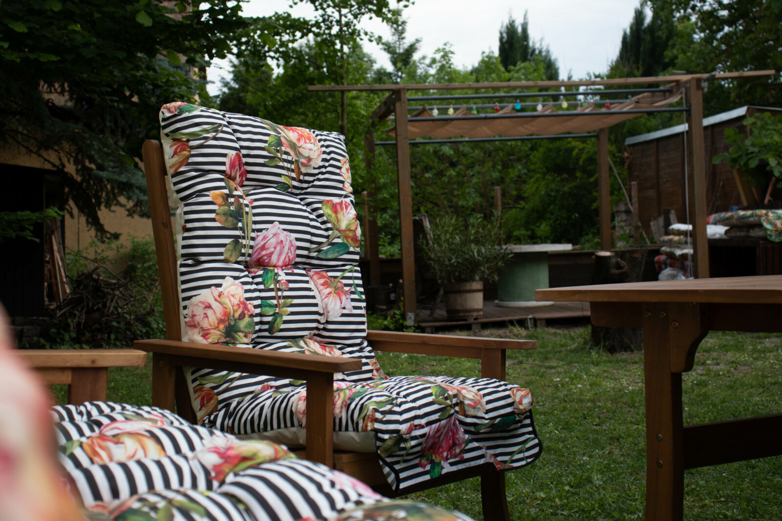 Keményfa fotel párnával