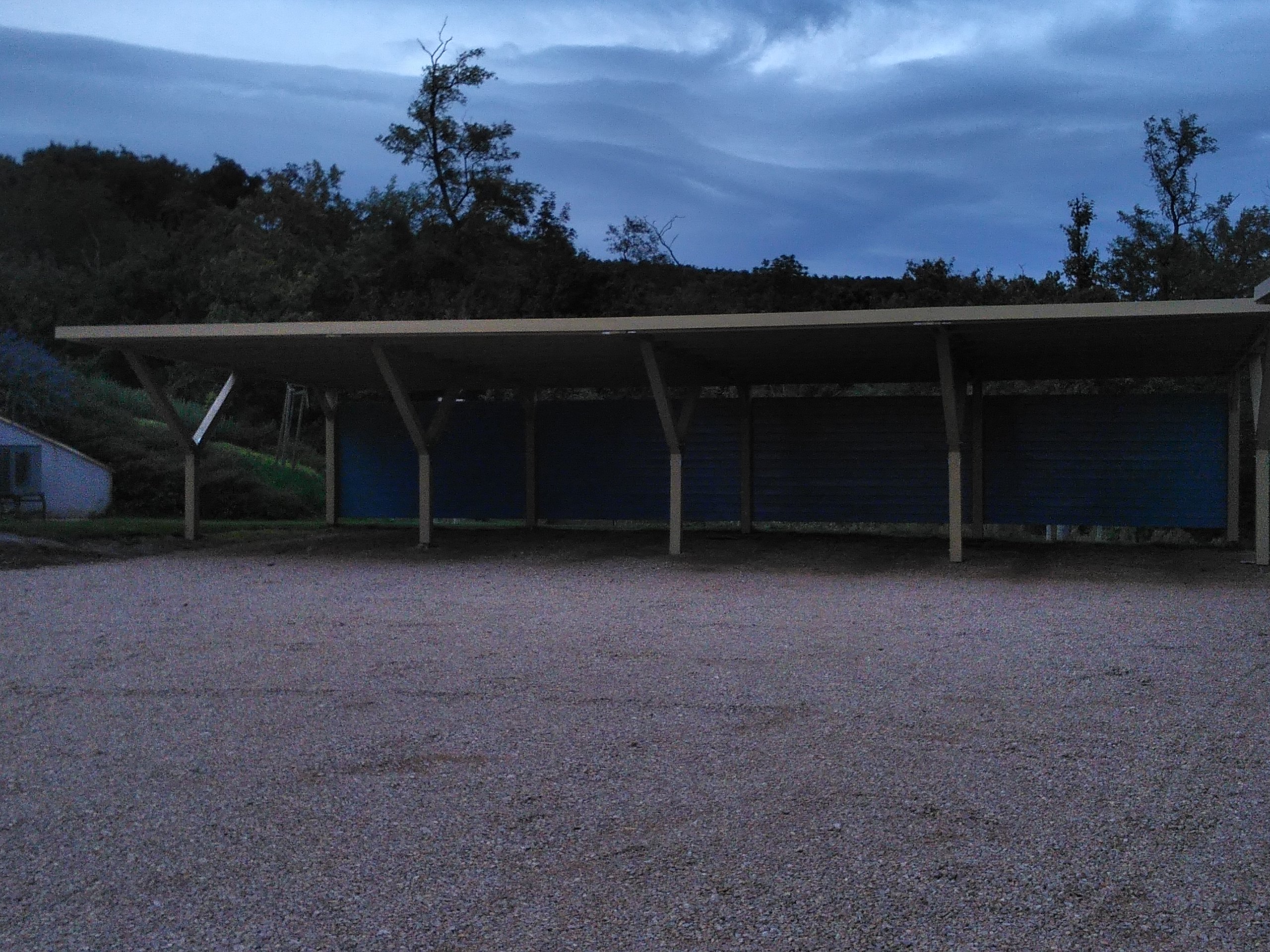 Garázstető sorolva több autó részére