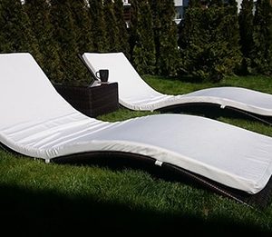 rattan napozóágy párnákkal és asztallal