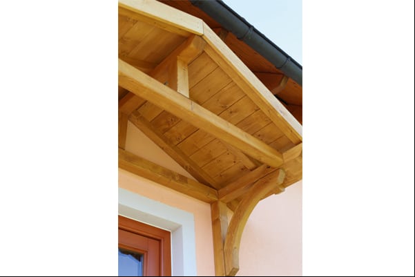 Konzolos bejárati esővédő előtető tetőszerkezete