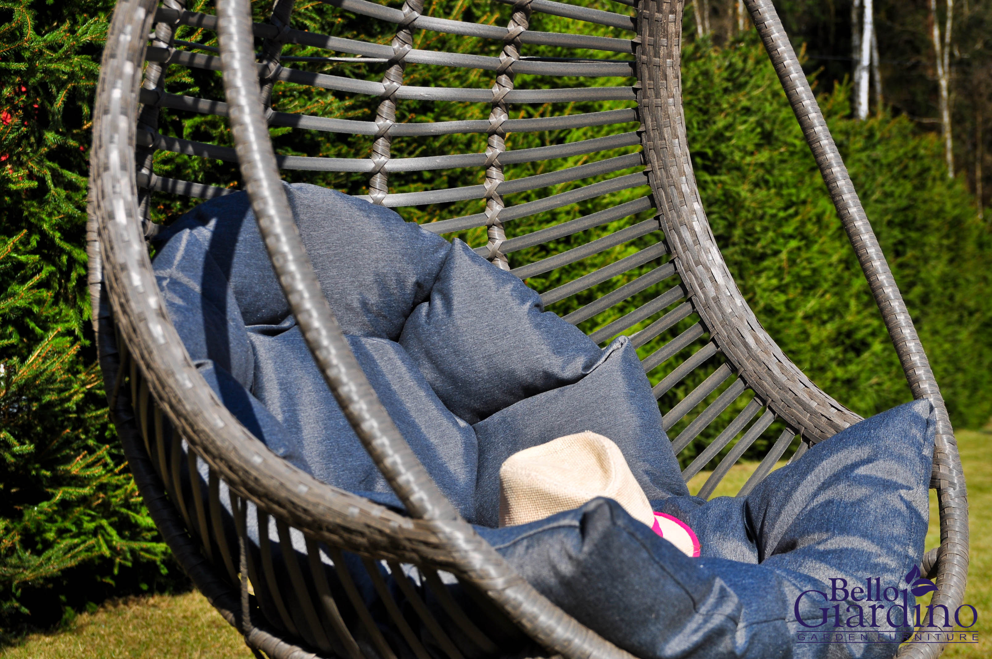 rattan függőfotel párnával