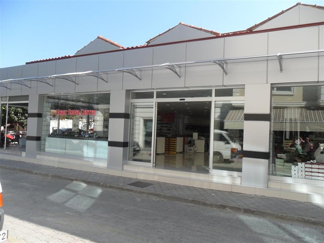 Homlokzatra szerelhető konzolos előtető